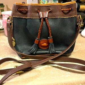 HOST PICK ❤️Authentic Vintage Dooney & Bourke bucket bag! 2/140$!